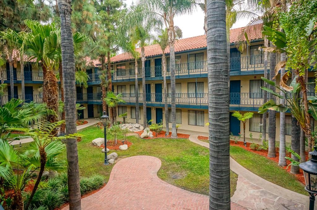 Vanllee Hotel Covina Εξωτερικό φωτογραφία