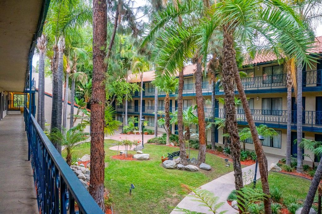 Vanllee Hotel Covina Εξωτερικό φωτογραφία